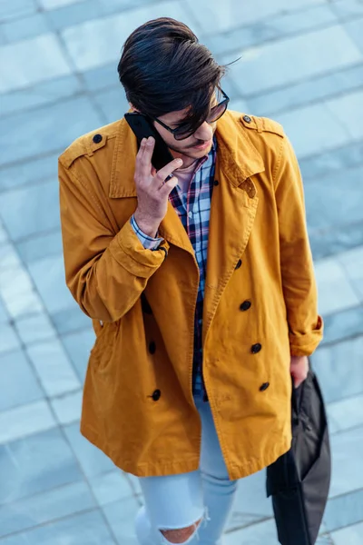 Ofisinde Cep Telefonu Olan Moda Erkek Işadamı — Stok fotoğraf