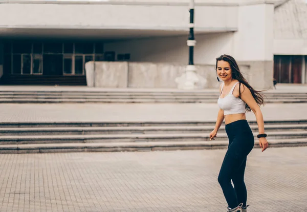 Menina Bonito Com Patins Ouvindo Música Fones Ouvido Durante Equitação — Fotografia de Stock