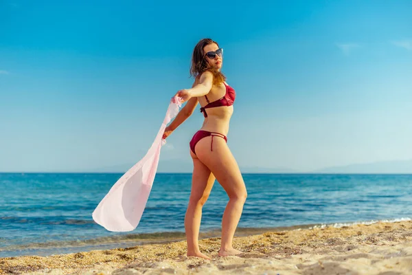 Όμορφη σέξι γυναίκα σε μια παραλία σε μια ηλιόλουστη μέρα — Φωτογραφία Αρχείου