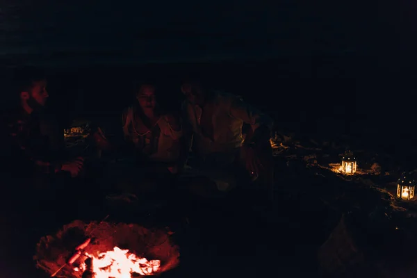 在户外野餐时，香肠在燃烧的炉火上烤着 — 图库照片