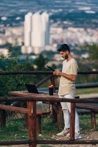 Nachdenklicher Mann Blickt Vor Stadtbild Auf Den Digitalen Tablet Bildschirm — Stockfoto
