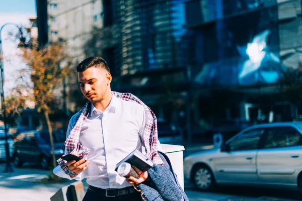 Joven Hombre Negocios Está Caminando Por Centro Ciudad Con Cuaderno — Foto de Stock