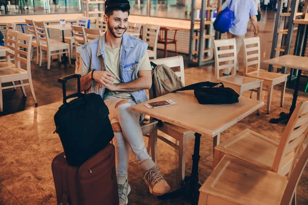 Homem Com Bagagem Esperando Seu Voo Enquanto Sentado Sala Espera — Fotografia de Stock