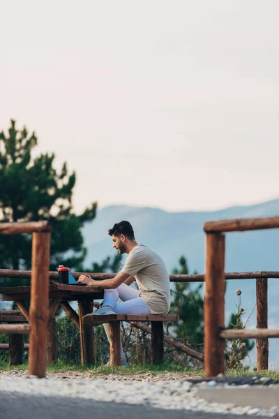 Tepedeki Bilgisayarında Çalışırken Serbest Çalışan Bir Adamın Portresi — Stok fotoğraf