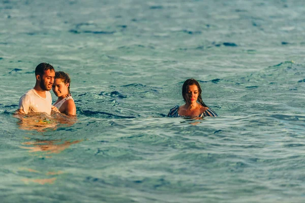 Jonge vrienden zwemmen in meer groen water — Stockfoto