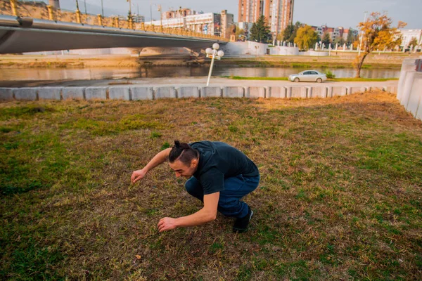 Молодий спортивний чоловік практикує паркур на землі — стокове фото