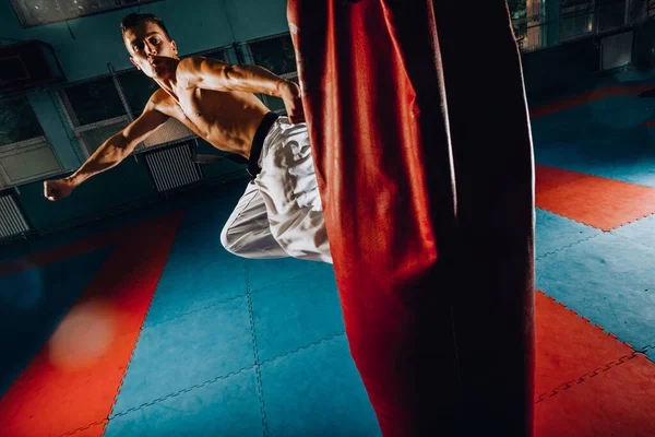 Lunghezza Completa Boxer Muscoloso Senza Maglietta Con Sacco Boxe Palestra — Foto Stock