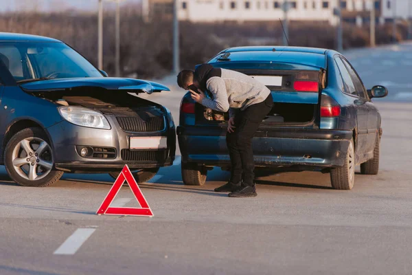 Homme Regarde Dans Les Voitures Écrasées Appelle Aide — Photo