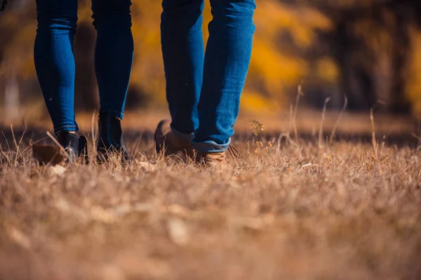 Casal amoroso de pé na grama verde — Fotografia de Stock