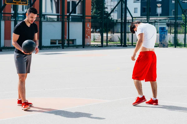 Dwa Silny Koszykarz Gra Piłkę Miejskim Boisko Koszykówki Podczas Noszenia — Zdjęcie stockowe