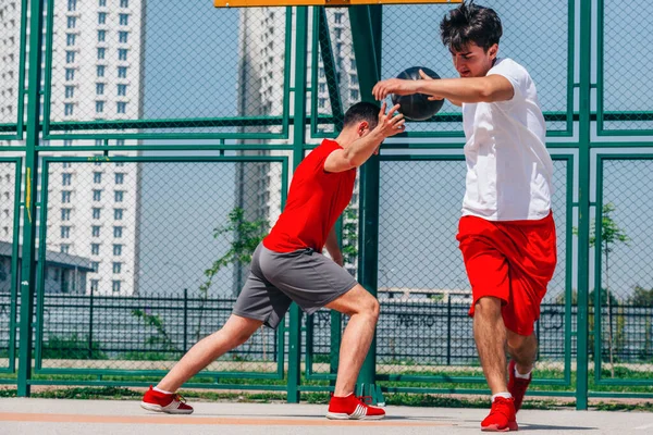 Dva Kavkazský Basketbalista Bojující Míč Držení Basketbalovém Hřišti Slunečný Den — Stock fotografie