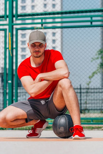 Fuerte Jugador Baloncesto Masculino Preparándose Para Partido Baloncesto —  Fotos de Stock