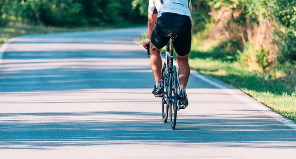 Maratona professionista ciclista indossando tutti i suoi attrezzi di sicurezza sbarazzarsi — Foto Stock