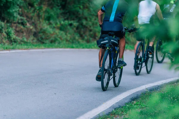 Bir grup bisikletçi yarışırken mümkün olduğunca hızlı sürüyorlar. — Stok fotoğraf