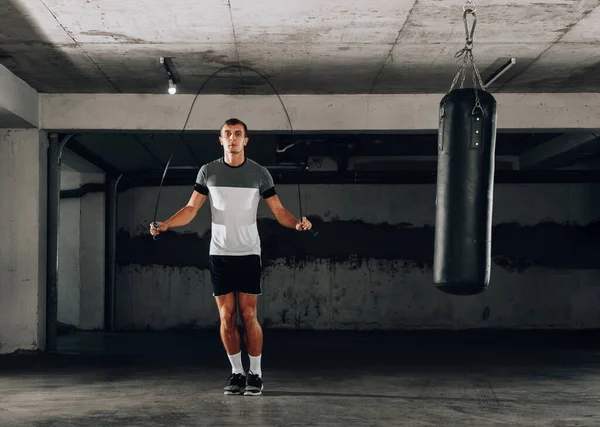 Hombre Musculoso Saltando Cuerda Retrato Joven Musculoso Haciendo Ejercicio Con — Foto de Stock