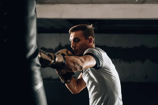 Mladý Muž Atlet Boxerské Cvičení Fitness Tělocvičně Tmavém Pozadí Atletický — Stock fotografie