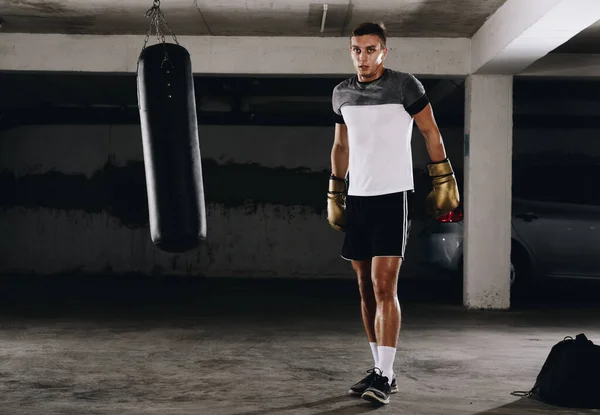 Músculos Hombre Entrenamiento Artes Marciales Garaje Subterráneo — Foto de Stock