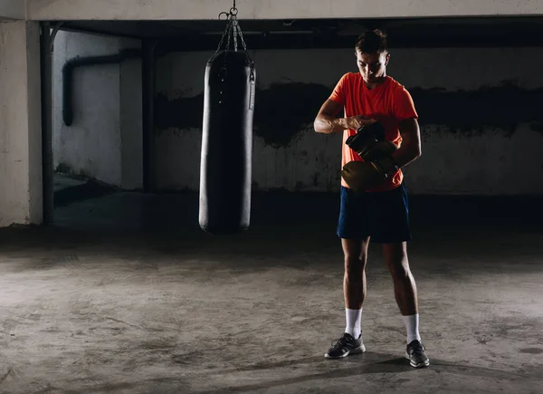 Ganzkörperansicht Des Muskulösen Jungen Boxers Beim Training Mit Boxsack — Stockfoto