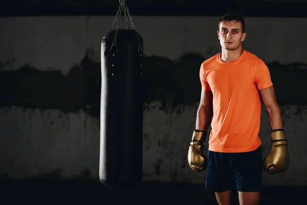 Entrenamiento Profesional Boxeador Patada Muscular Saco Boxeo Mientras Prepara Para — Foto de Stock