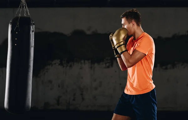 Determinado Jovem Muay Thai Lutador Luvas Boxe Treinamento Tailandês Boxe — Fotografia de Stock