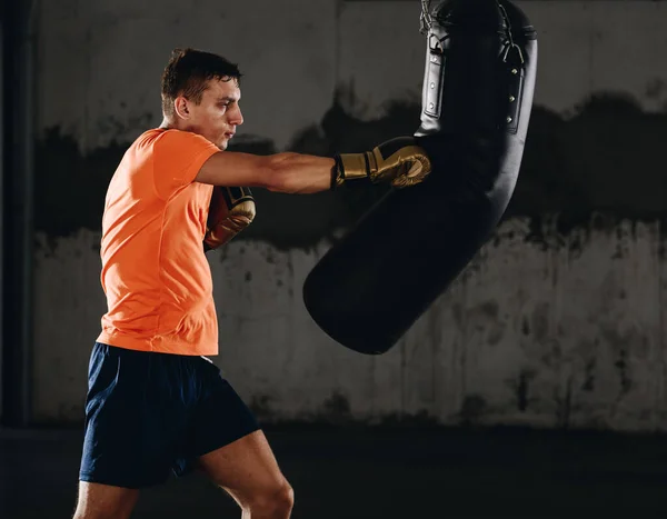 Jovem Atleta Treino Boxe Ginásio Fitness Fundo Escuro Homem Atlético — Fotografia de Stock