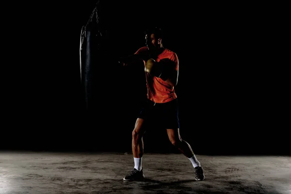 Boxer Frumos Mănuși Box Formare Sac Perforare Fundal Întunecat — Fotografie, imagine de stoc