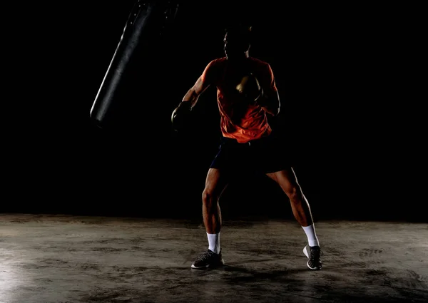 Joven Luchador Kickboxing Muscular Practicando Patadas Con Saco Boxeo —  Fotos de Stock