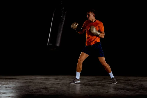 Ejercicio Boxeo Atleta Joven Gimnasio Fitness Sobre Fondo Oscuro Concepto — Foto de Stock