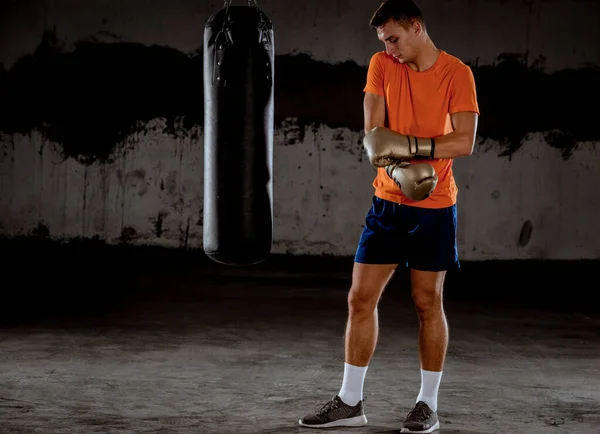 Jovem Atraente Treinando Lado Saco Perfuração Usando Luvas Boxe — Fotografia de Stock