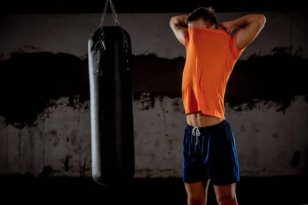 Joven Boxeador Prepara Para Practicar Boxeo Garaje — Foto de Stock