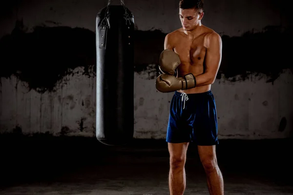Junger Muskelboxer Mit Boxsack Fitnessstudio Boxer Prallt Gegen Boxsack — Stockfoto
