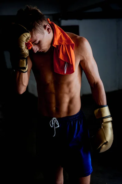 Cansado Homem Luvas Boxe Tocando Cabeça Após Exercício Boxe — Fotografia de Stock