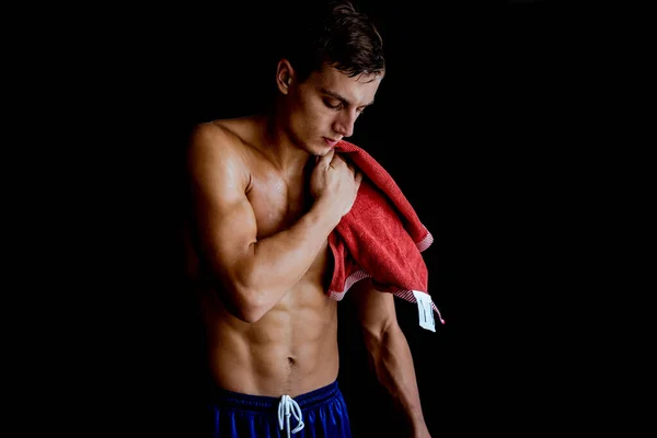 肌肉男在健身房锻炼后擦拭胳膊上的汗水 — 图库照片
