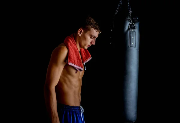Foto Eines Sportlichen Muskulösen Mannes Mit Perfektem Körper Auf Dunklem — Stockfoto