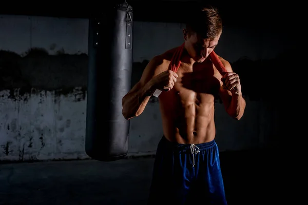 Hombre deportivo con cuerpo perfecto después del entrenamiento — Foto de Stock