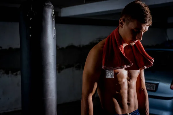 Спортсмен тримає рушник після тренування з боксу — стокове фото