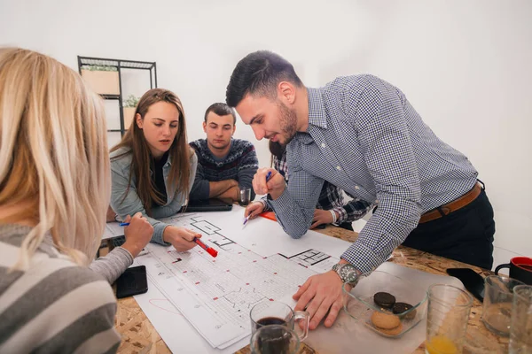 Een debat over de winsten en verliezen van het huidige plan tussen — Stockfoto