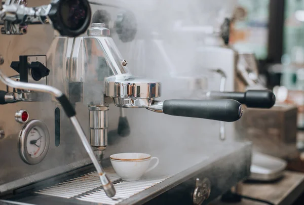 Close-up dari pembuat esspresso dengan kopi khusus di b tradisional — Stok Foto