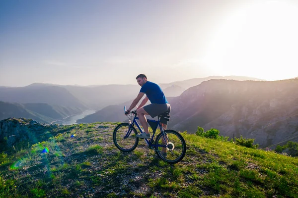 冒险的骑自行车的人骑着他的山地自行车在水沟边 — 图库照片