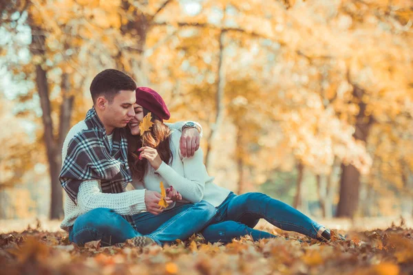 Bonito Casal Desfrutando Seu Amor Livre Sentado Grama Parque Dia — Fotografia de Stock