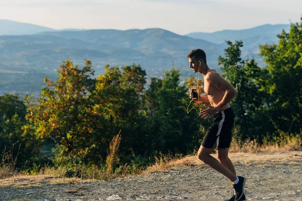 Sportieve man aan het trainen met oortjes — Stockfoto