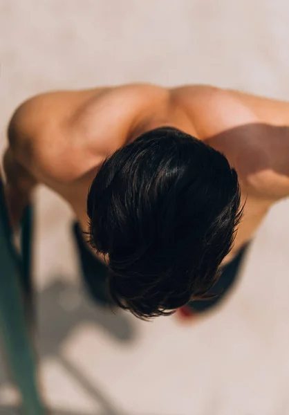 Γυμναστής κάνει βουτιές σε υπαίθριο γυμναστήριο προπόνηση — Φωτογραφία Αρχείου