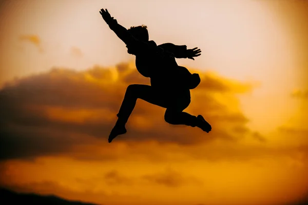 Schöner Aktiver Junger Mann Tanzt Beim Sprung Von Einer Bergklippe — Stockfoto