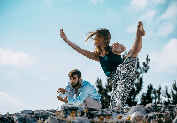 Passionate attractive casual couple dancing — Stock Photo, Image