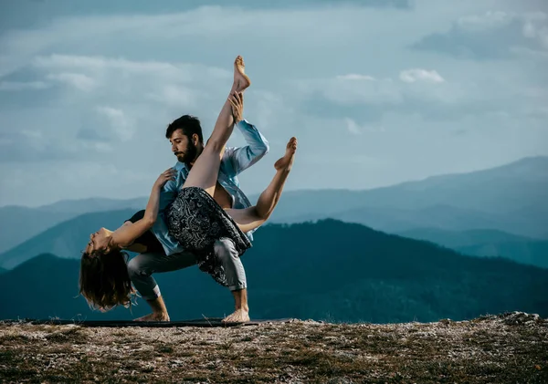 Két modern táncos táncol a hegyi sziklán. — Stock Fotó