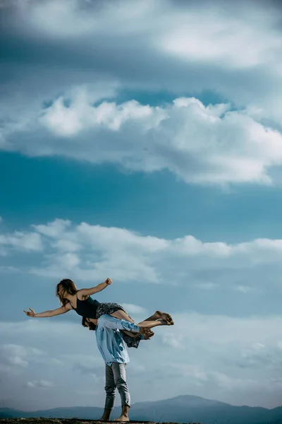 Deux jeunes danseurs sportifs faisant une performance sur une montagne — Photo