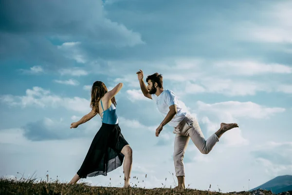 Longitud completa de una elegante pareja bailando juntos sobre el cielo azul — Foto de Stock