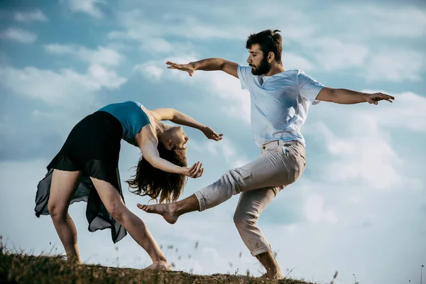 Acrobat pose de dos talentosos, jóvenes bailarines en la montaña — Foto de Stock