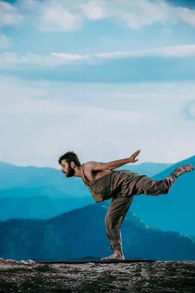 Fotografia de moda de um talentoso dançarino de hip hop em pé na montanha — Fotografia de Stock