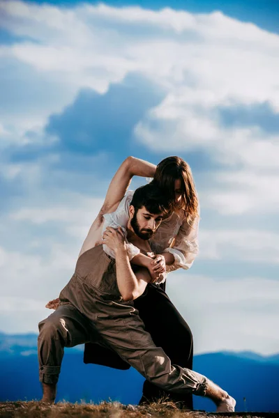 Dos jóvenes bailarines atléticos haciendo una actuación en una montaña —  Fotos de Stock